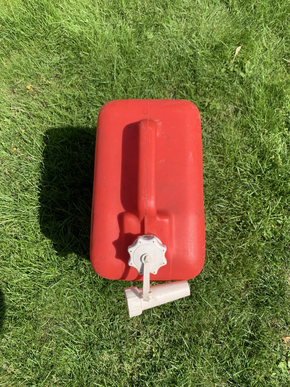 Een rode jerrycan