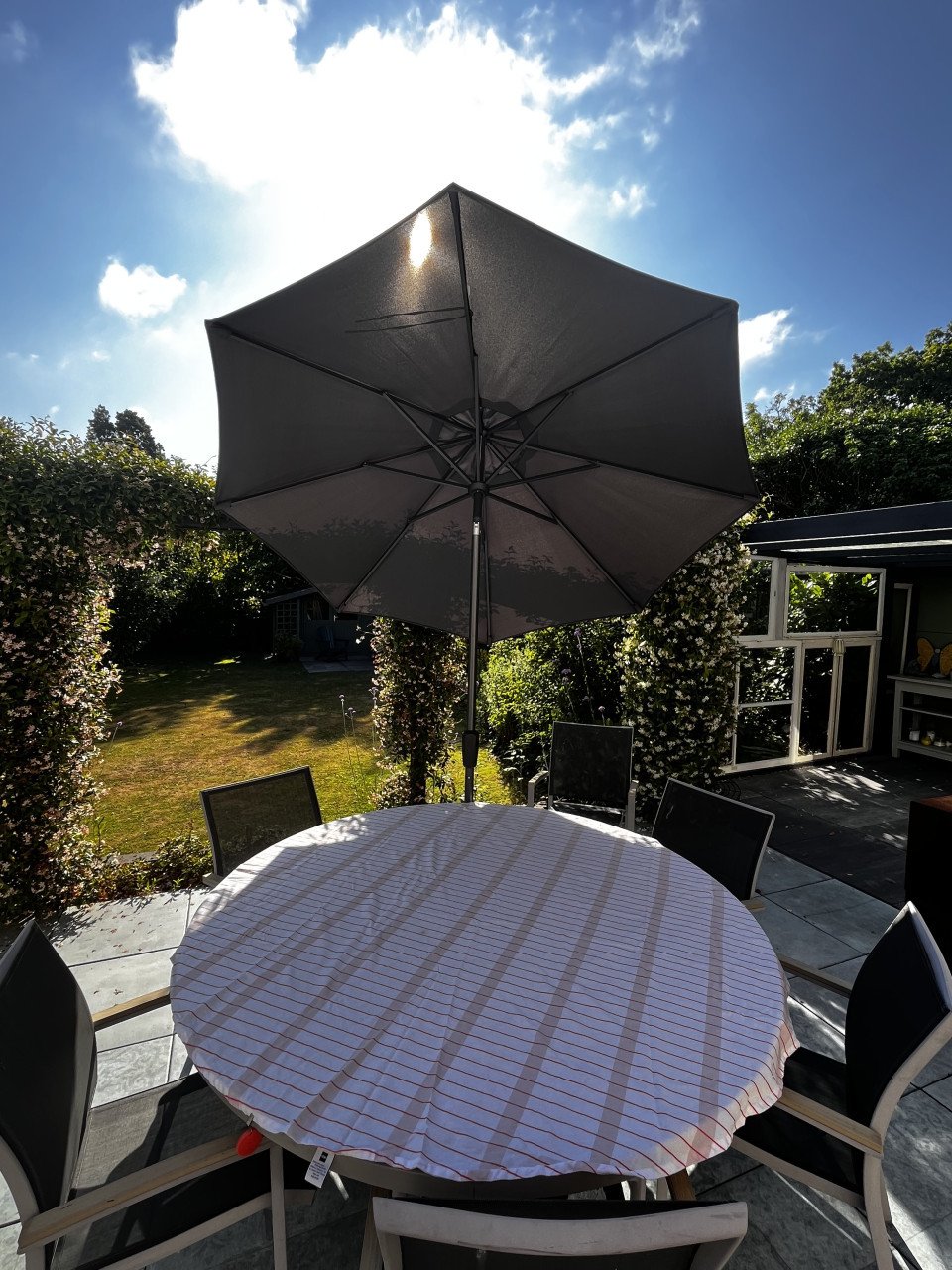 Parasol van Intratuin, met voet en hoes.