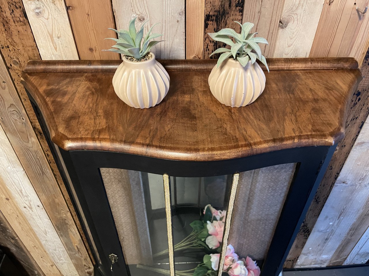 Te koop: Stijlvolle vintage vitrinekast – een echte eyecatcher!