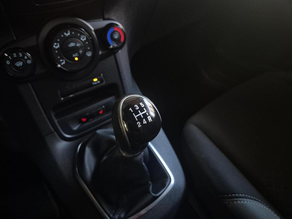 Ford Fiesta 1.25 / nieuwe db riem / parkeersensoren / stoelverwarming
