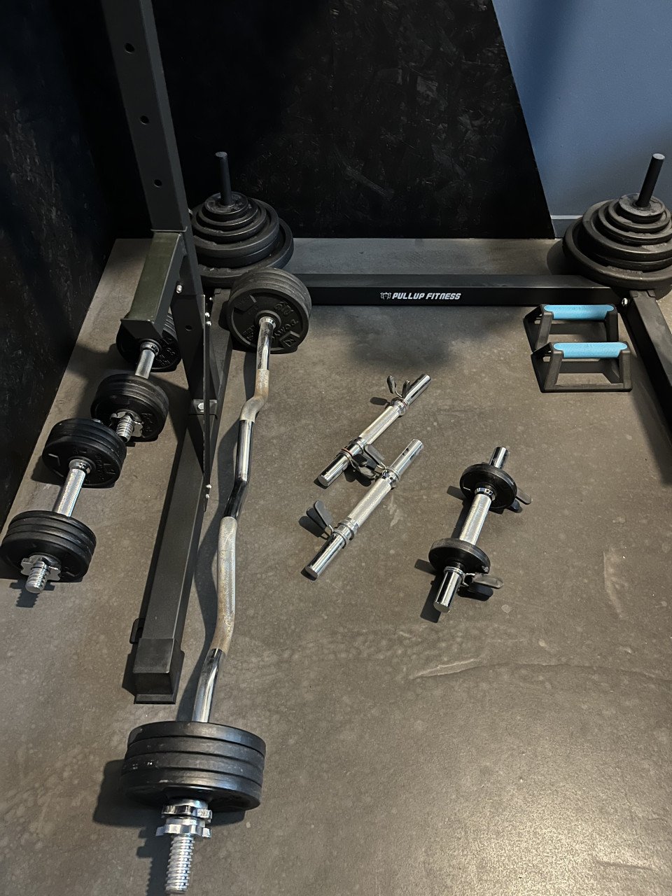 Pull up rek +fitness bank + halters en gewichten