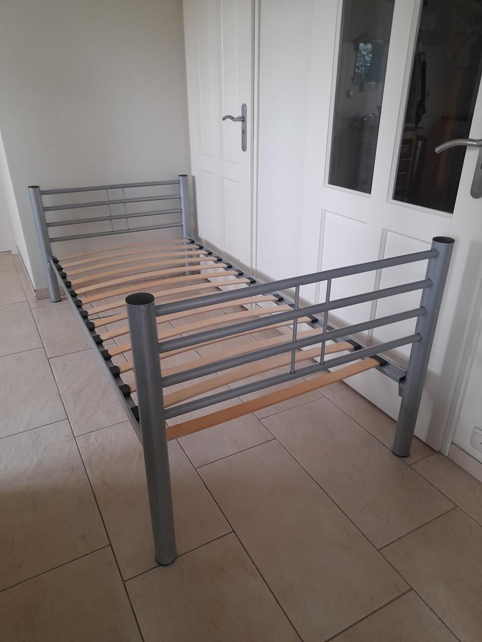 Metalen bed 90 x 200 ( in goede staat )