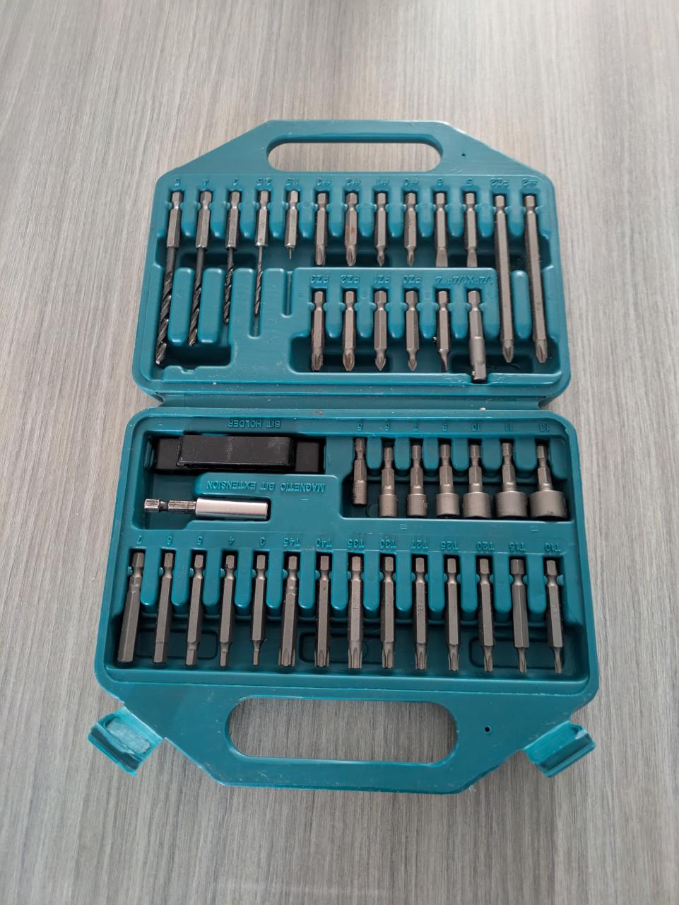 Tegelsnijder en sneeuwkettingen, makita  42 delig en SDS boren,staal ENZ.