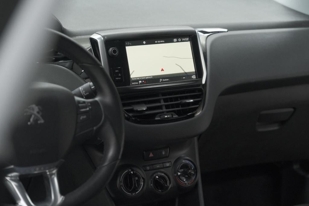 Peugeot 208 puretech 82 signature | allseason banden | navigatie | parkeers