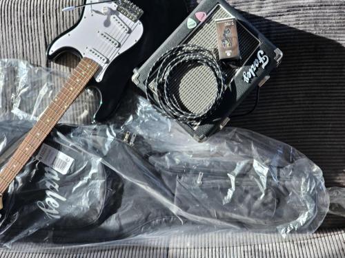 Te koop aangeboden  beginner set gitaar