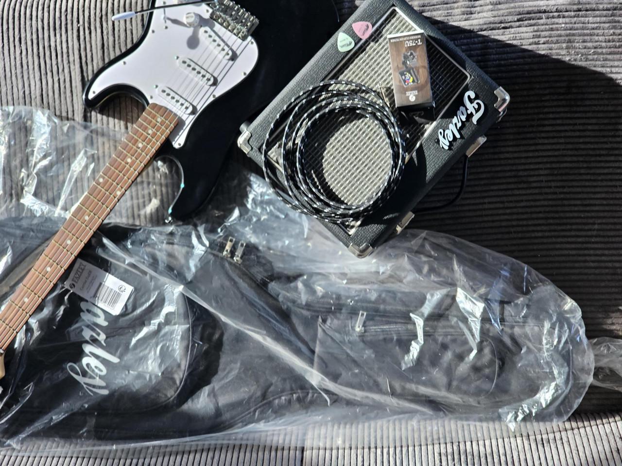 Te koop aangeboden  beginner set gitaar