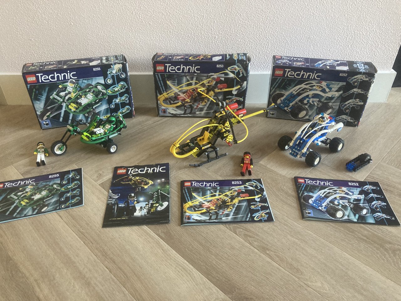 3 Lego technic sets met doos en met boekjes