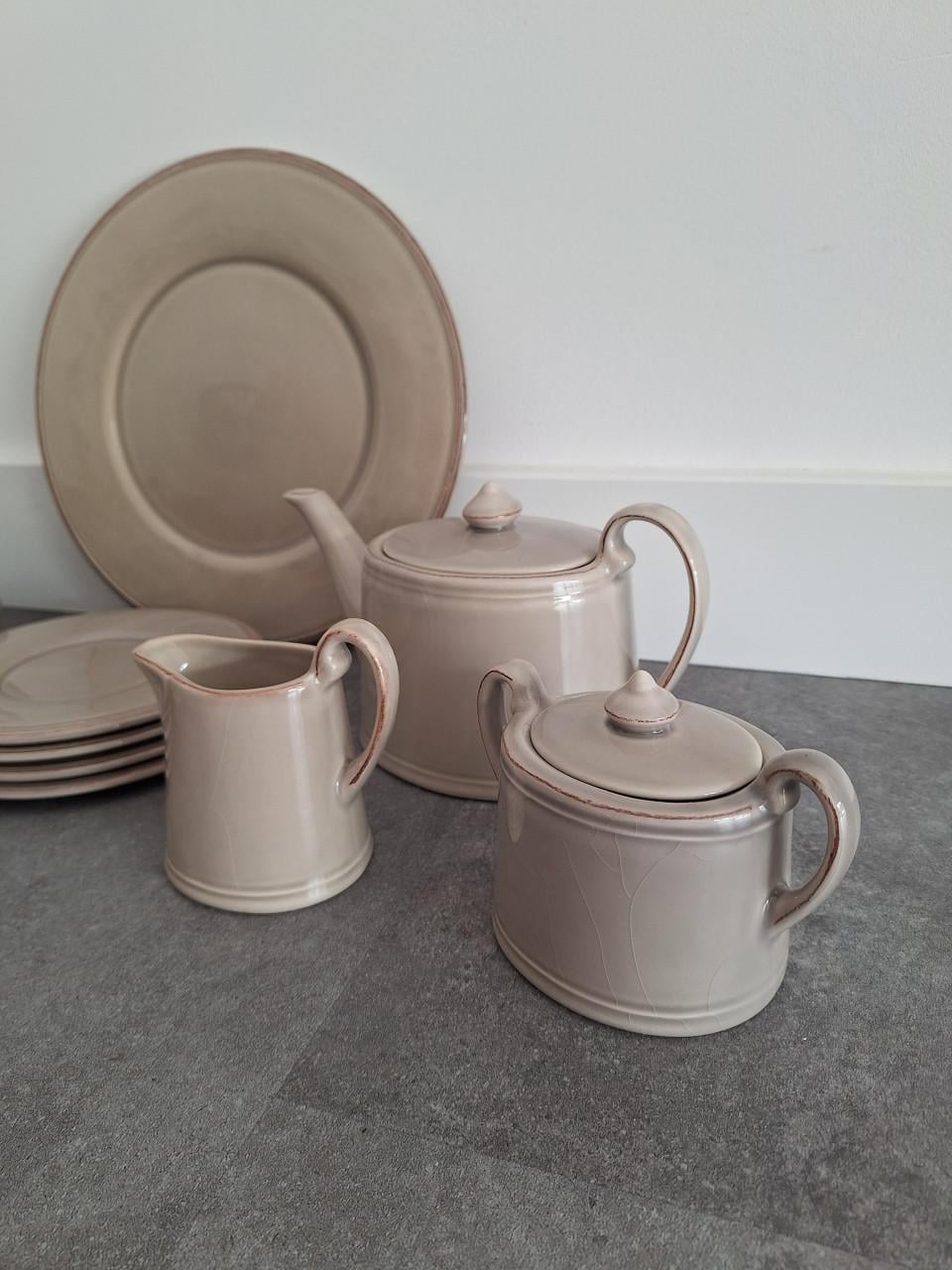 Mooi servies set, beige, theepot, kopjes, schalen