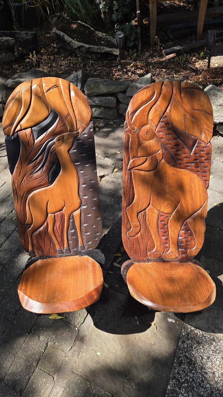 Houten stoelen met sculpturen - Uniek!