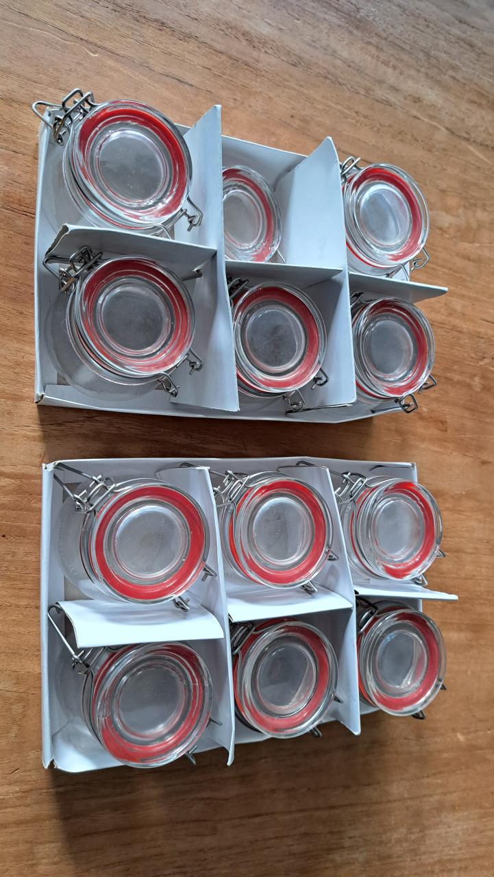Set van 11 kleine weckpotjes met klembeugel