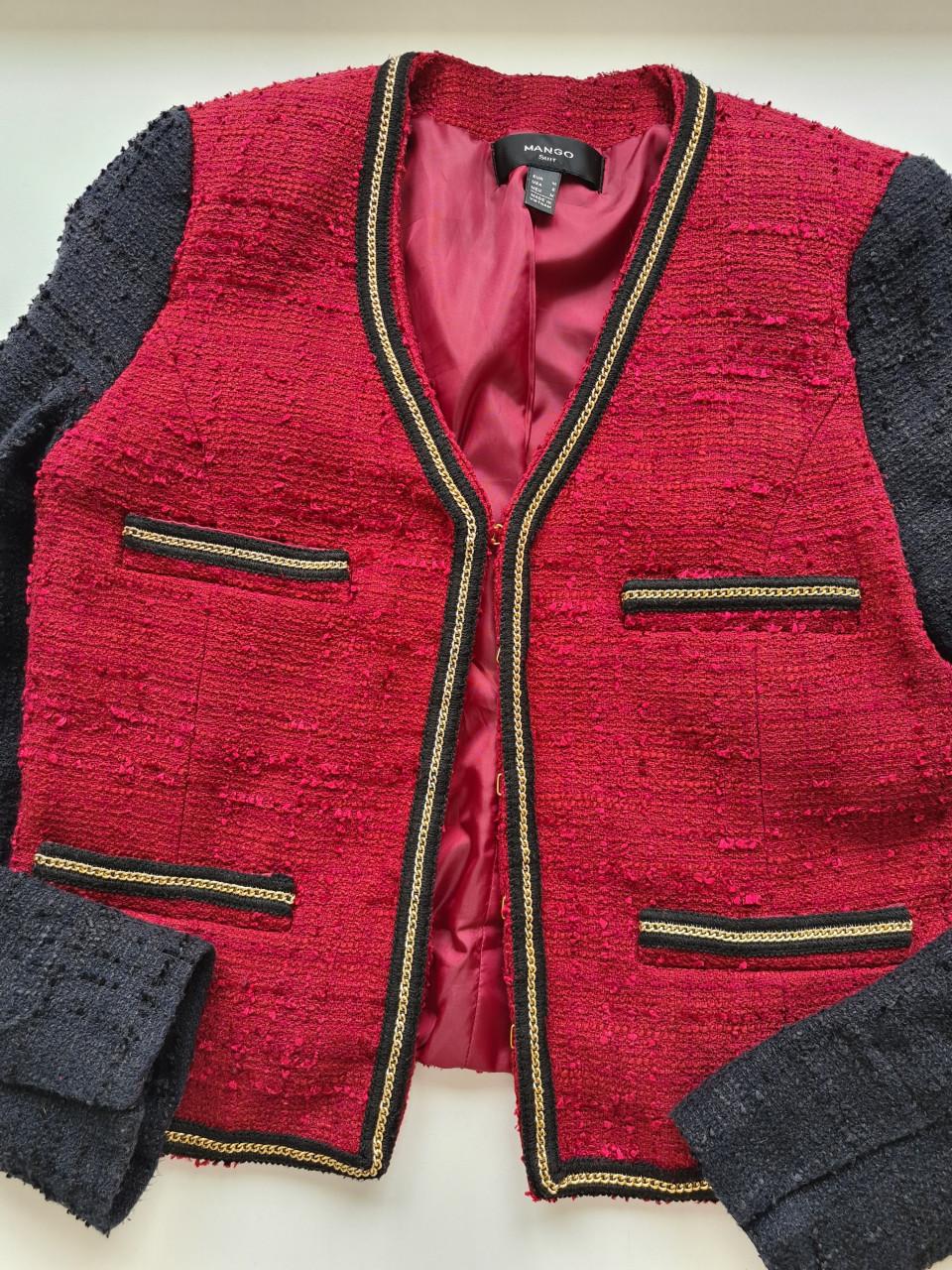 Bordeauxrode en zwarte Mango tweed blazer met gouden kettingdetails. Maat M