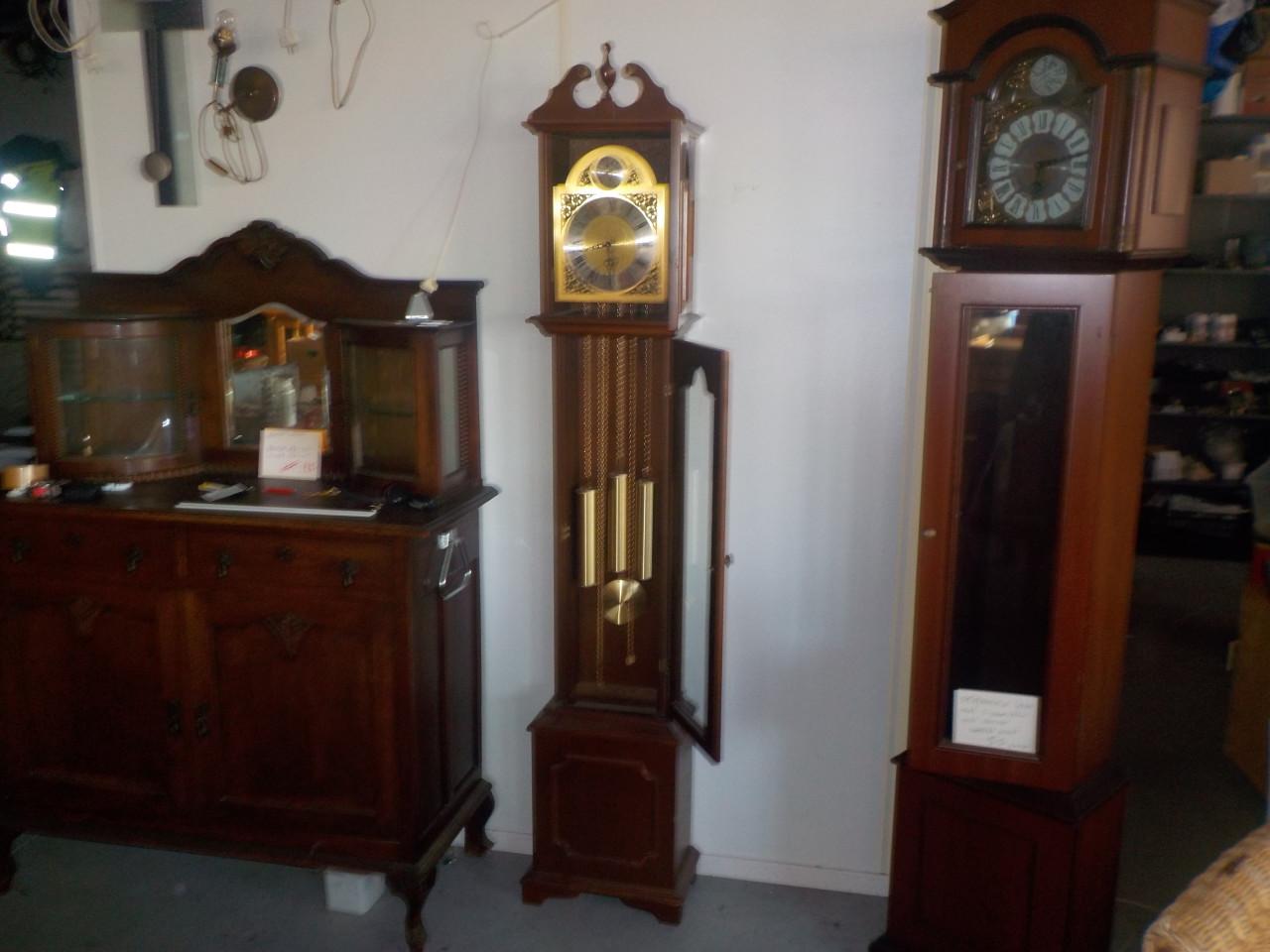 Staande klok + 3 gewichten , dus deze slaat ook om het kwartier en half uur