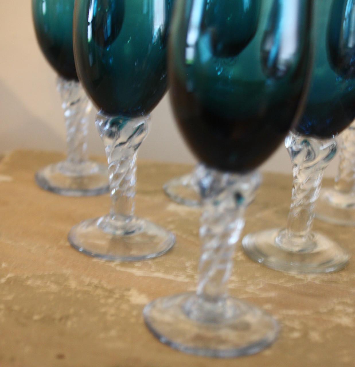 Set van 6 mooie blauwe glaasjes me gedraaide poot