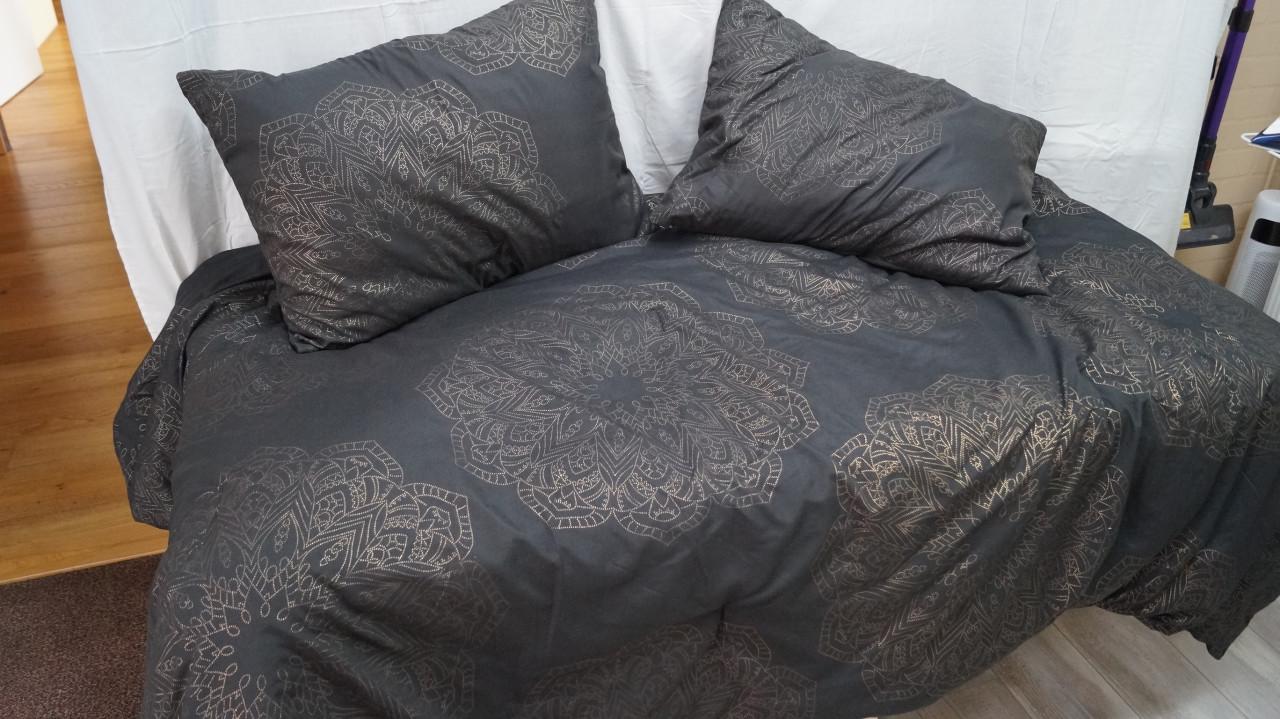 Trendmax zwartte sprei met gouden borduursels