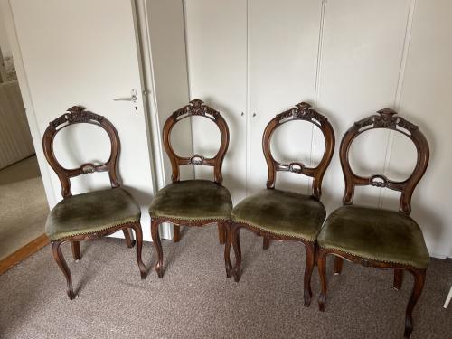 Gratis 4 antieke stoelen