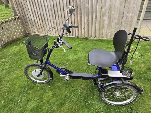 Driewielfiets met elektrische ondersteuning.