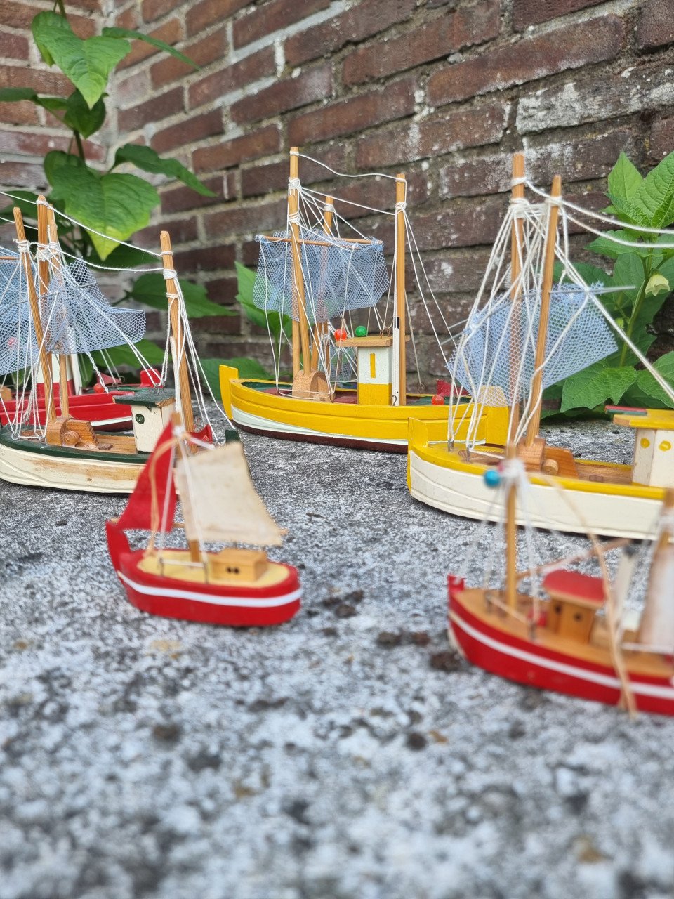 9 houten vissersbootjes
