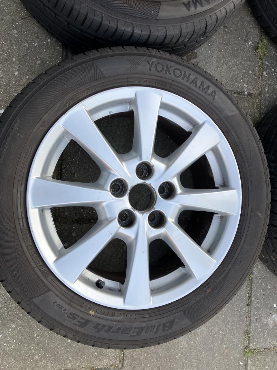 Winterbanden en originele velgen Toyota Avensis