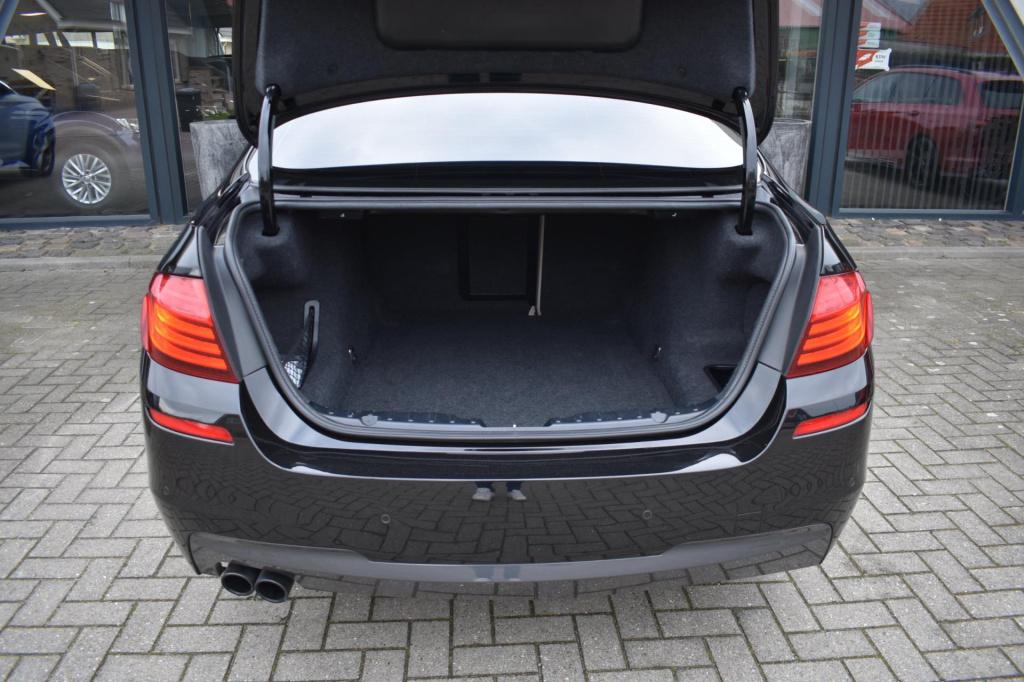 BMW 5 Serie 520i m sport | schuifdak | camera | leder | nap | adapt. cruise