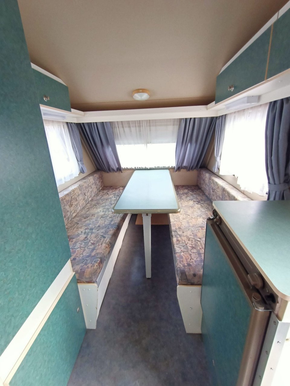 Prachtige Kip Kompakt 370 , 1995 met tent , vast toilet en raamluifels