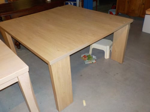 In bijna nieuw staat  blanke eiken eettafel 140 x 140 cm