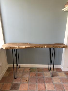 Unieke teakhouten sidetable met haarspeldpoten