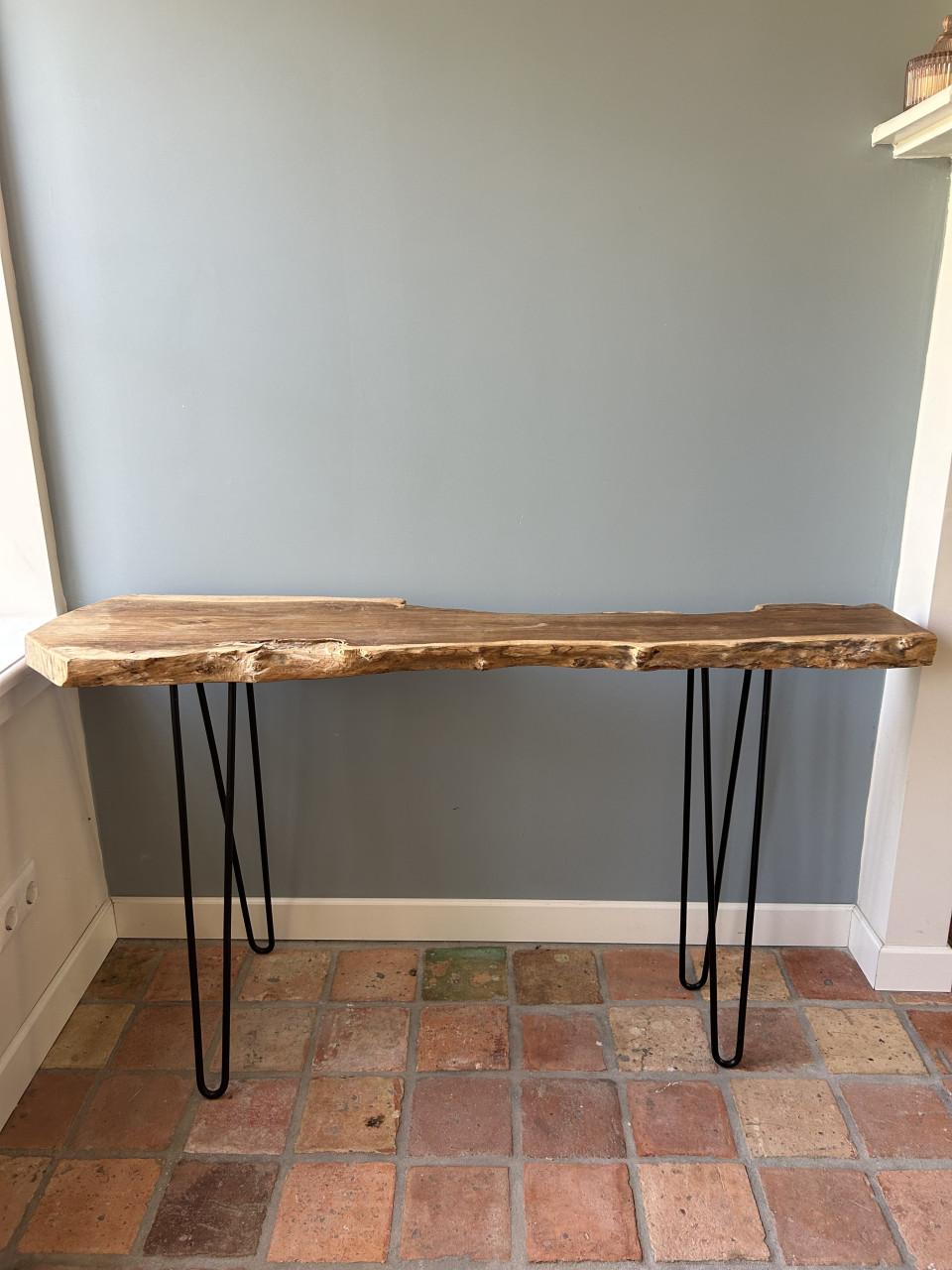 Unieke teakhouten sidetable met haarspeldpoten