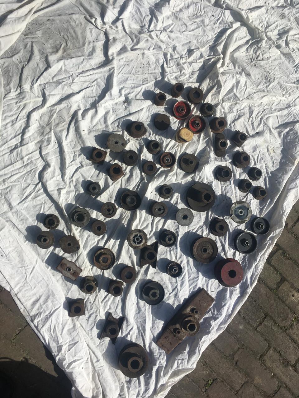 Diverse pullys en meshouders voor grasmaaiers in gebruikte staat