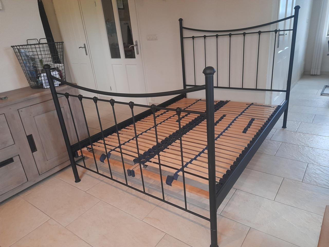 Zwart metalen bed 140 x 200 (in goede staat )