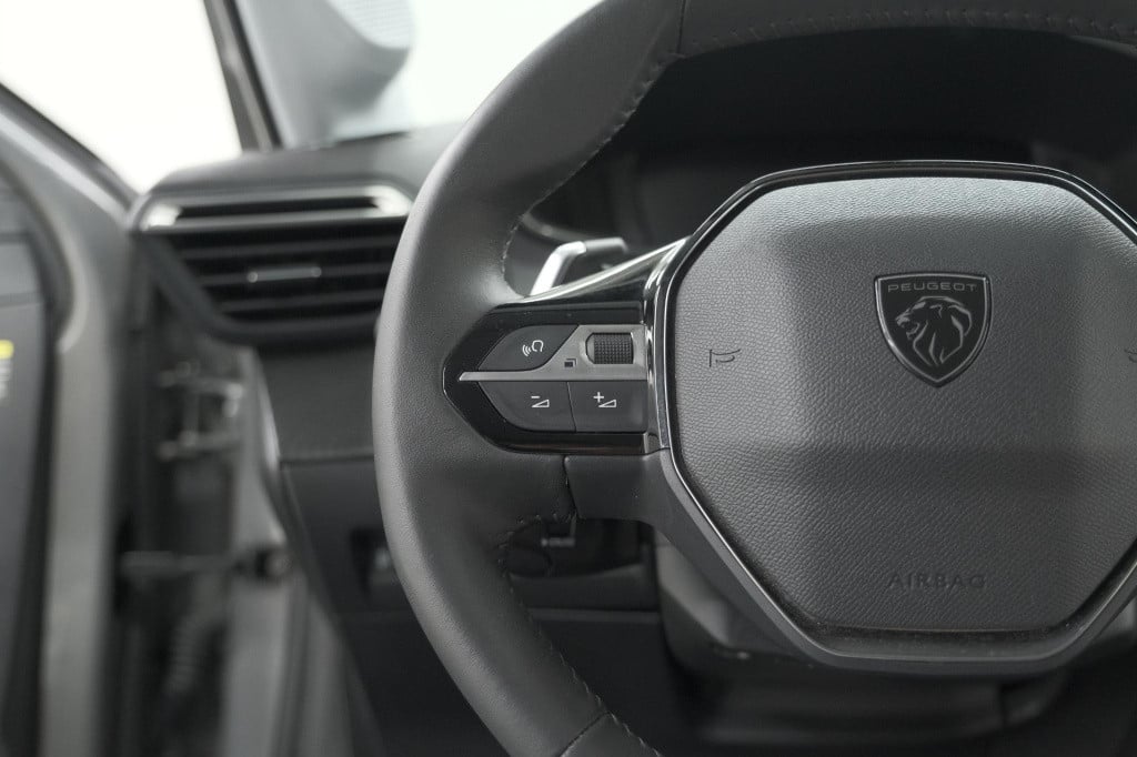 Peugeot 208 hybrid 100 e-dcs6 allure | camera | keyless entry | apple carpl