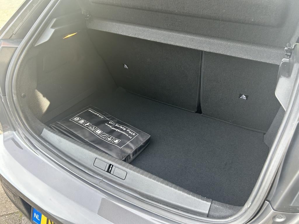 Peugeot 208 1.2 puretech 100pk eat8 allure pack 3d cockpit | apple carplay 