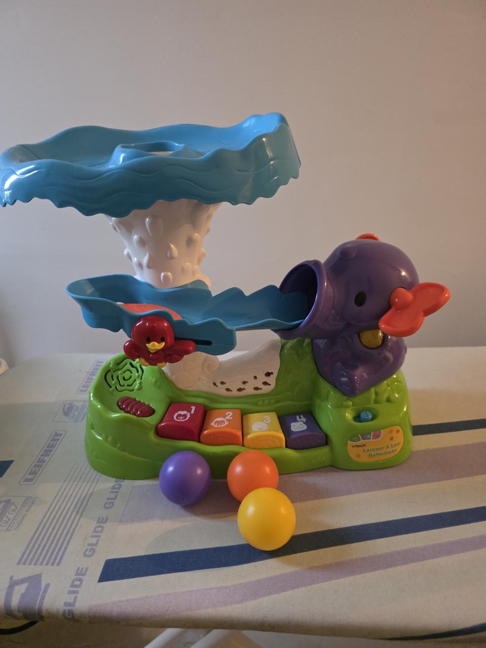 Olifant met muziek en omhoog vliegende ballen