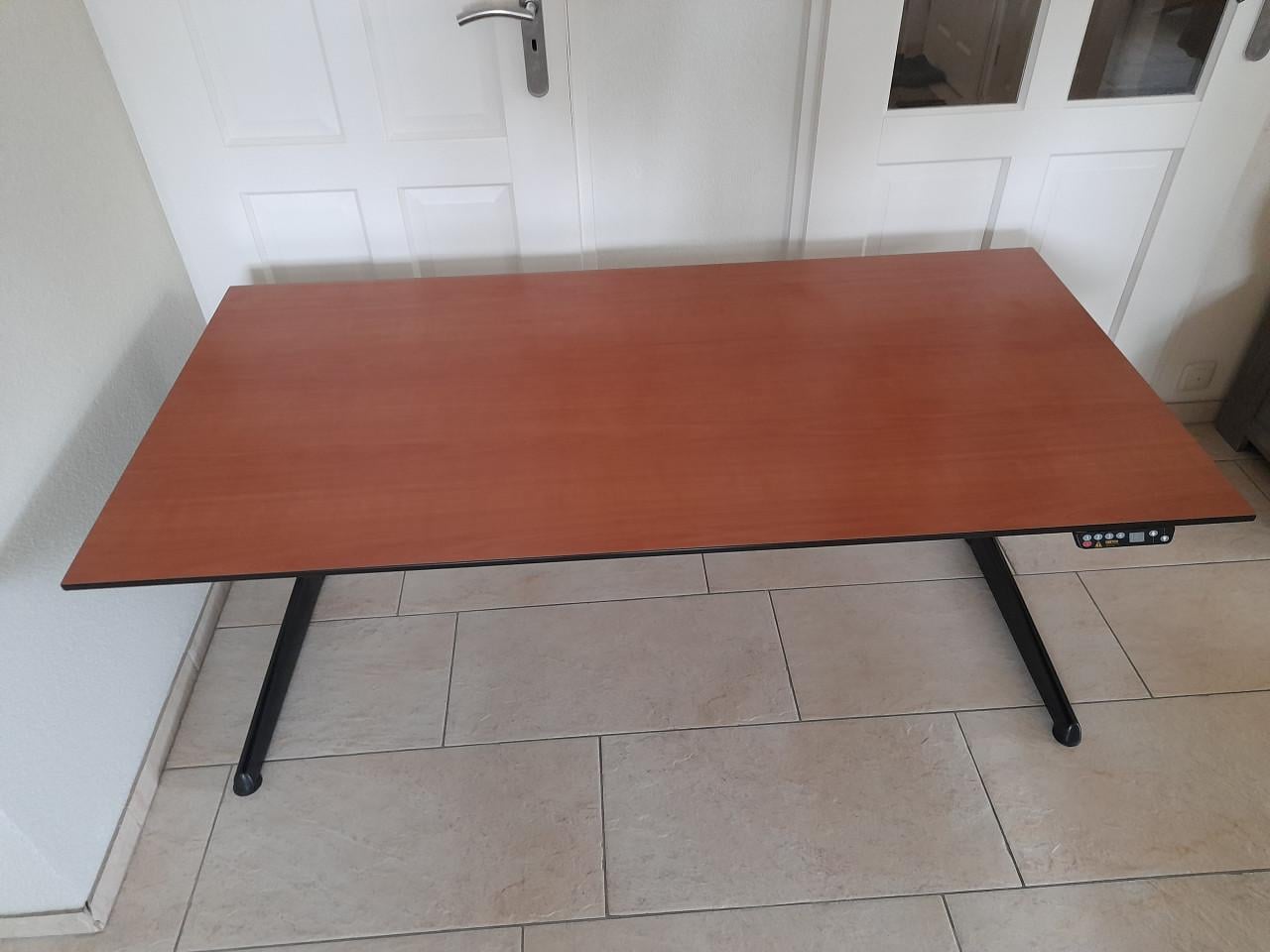 Elektrisch verstelbaar zit- sta-  bureau 80 x 160 ( z.g.a.n.)