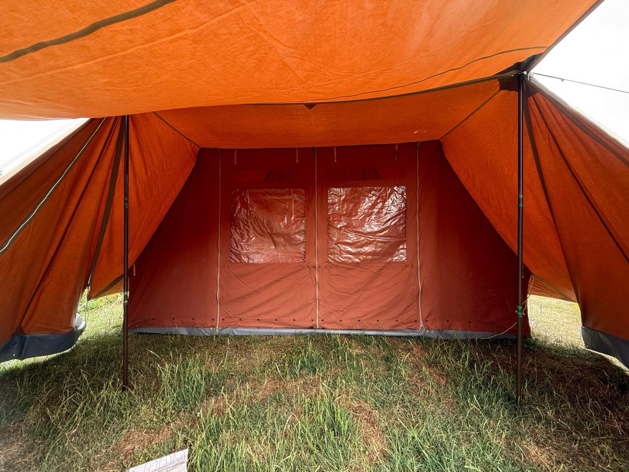 De waard tent vergrote zilvermeeuw met dicht te ritsen luifel