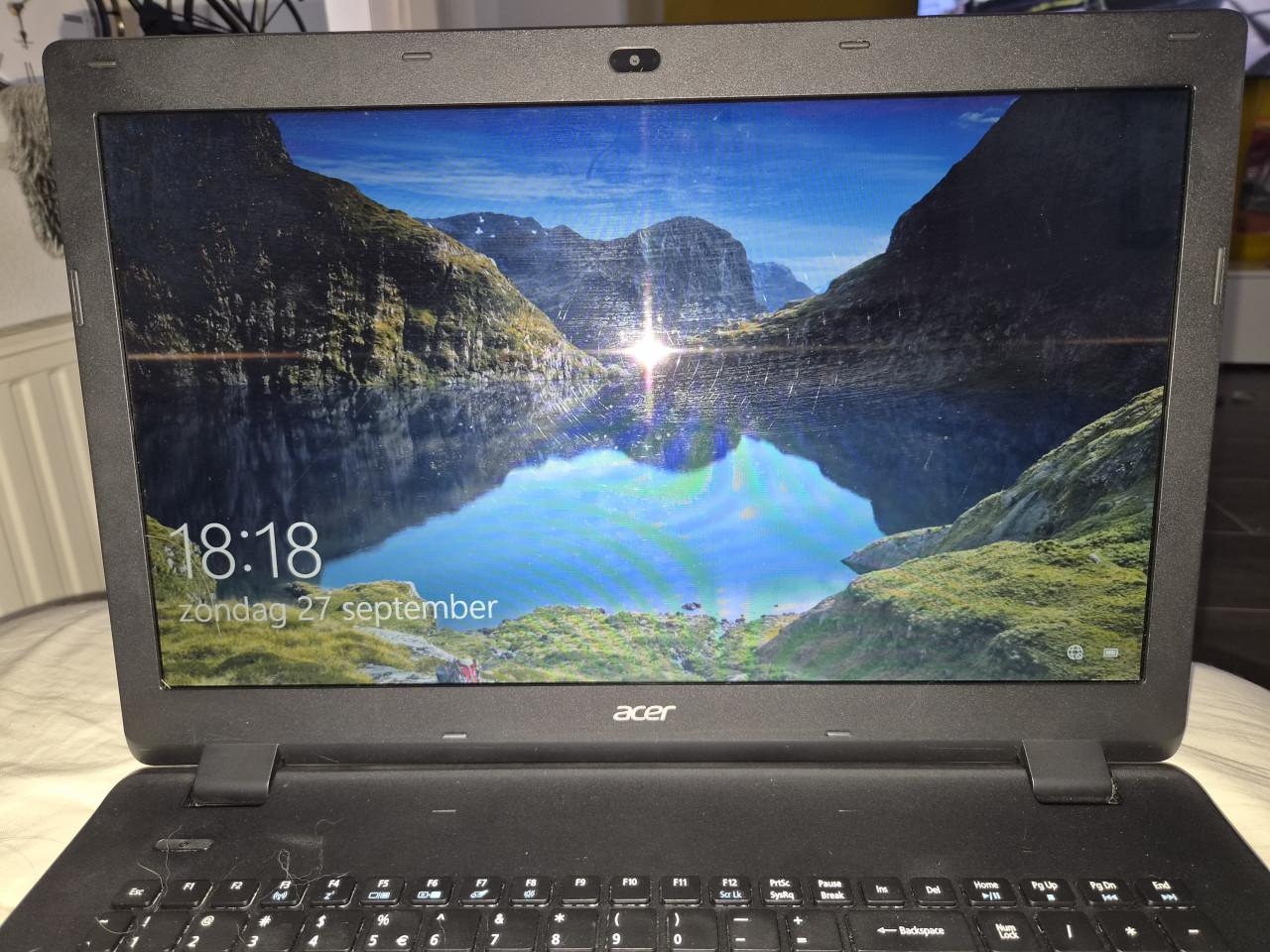 Acer Aspire ES1-711-C3Q7 17,3" laptop – Windows 10 + oplader