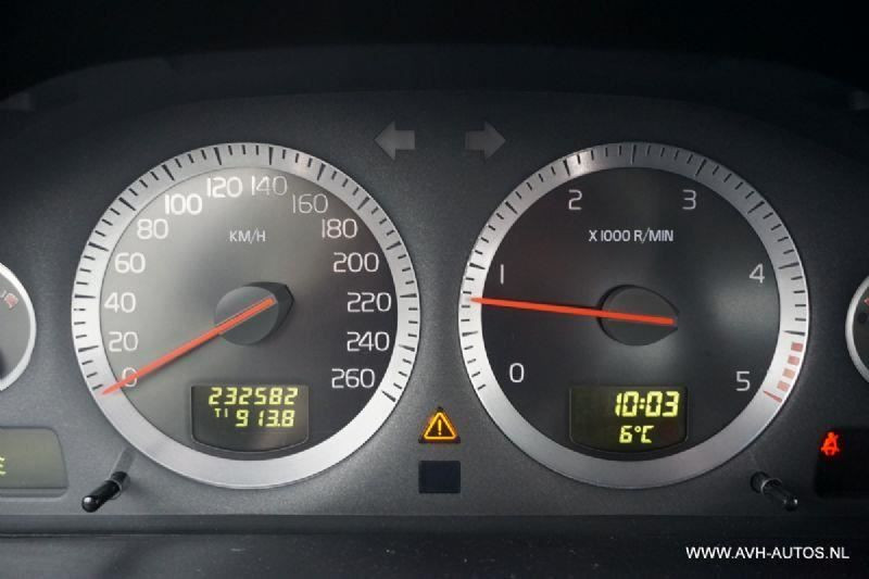 Volvo S60 2.4d, leer + clima!
