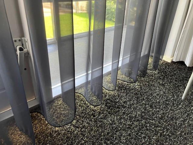 1 Mooie zwarte vitrage.