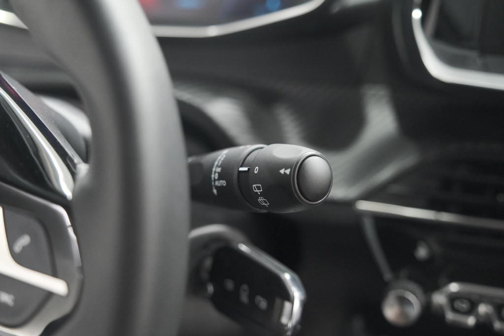 Peugeot 208 puretech 100 eat8 allure pack | camera | apple carplay | parkee