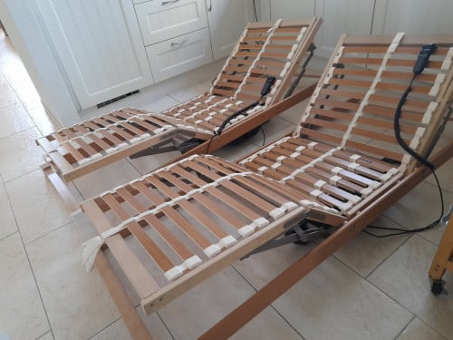 2 x Elektrisch verstelbare lattenbodems 80 x 200 (in goede staat )