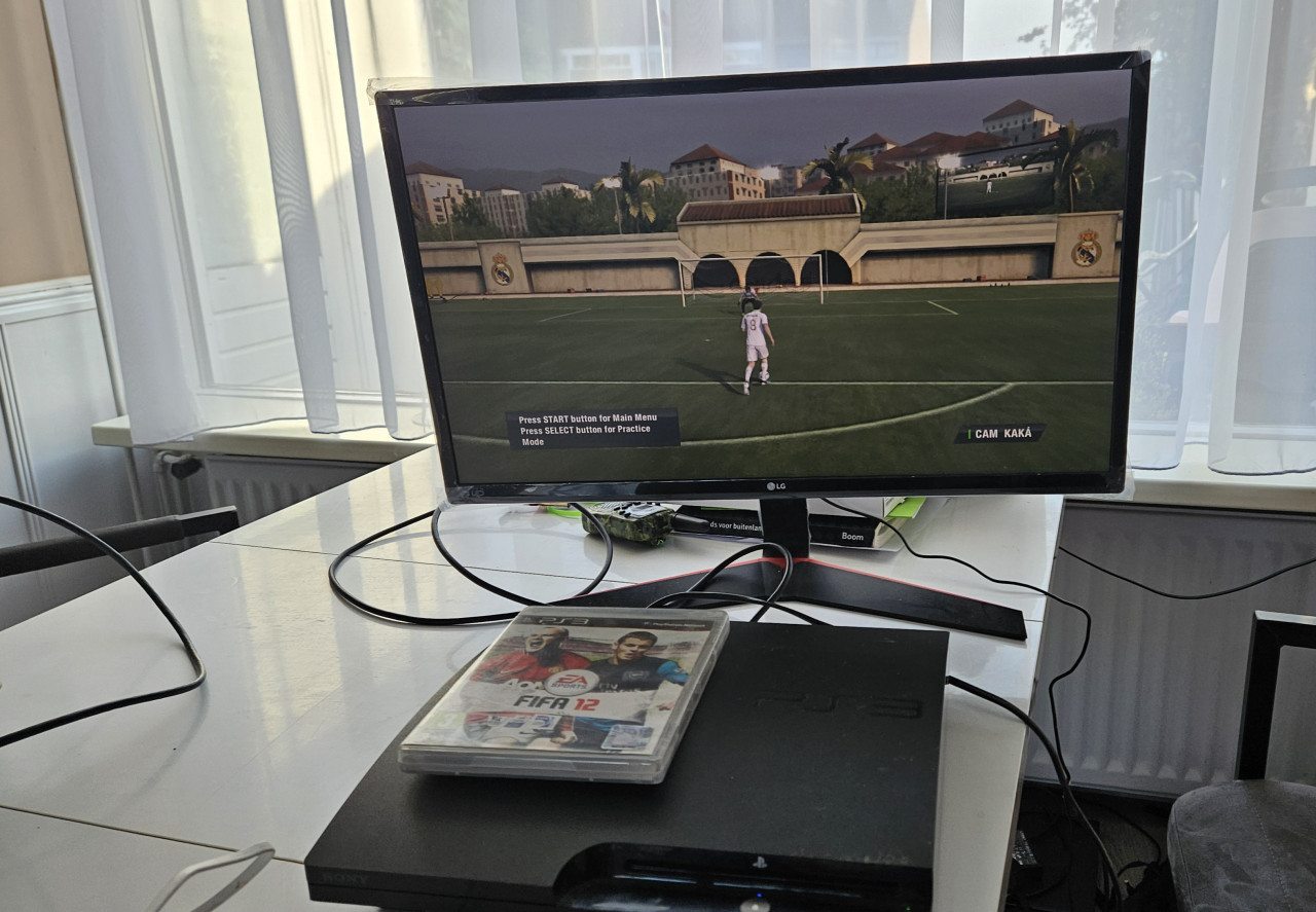 Sony PlayStation 3 Slim 250GB + FIFA 12