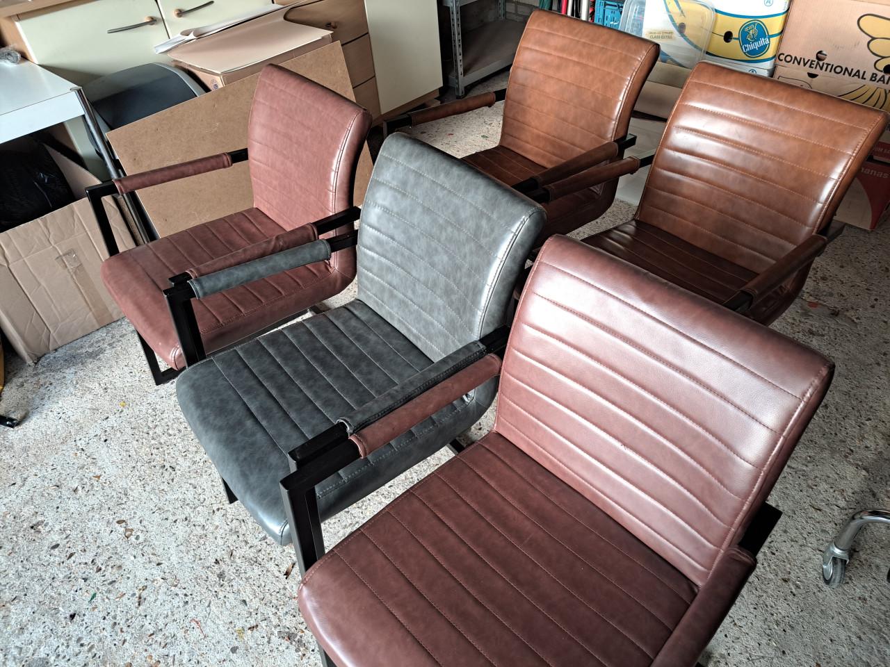 Te koop 5 eetkamer stoelen verkocht