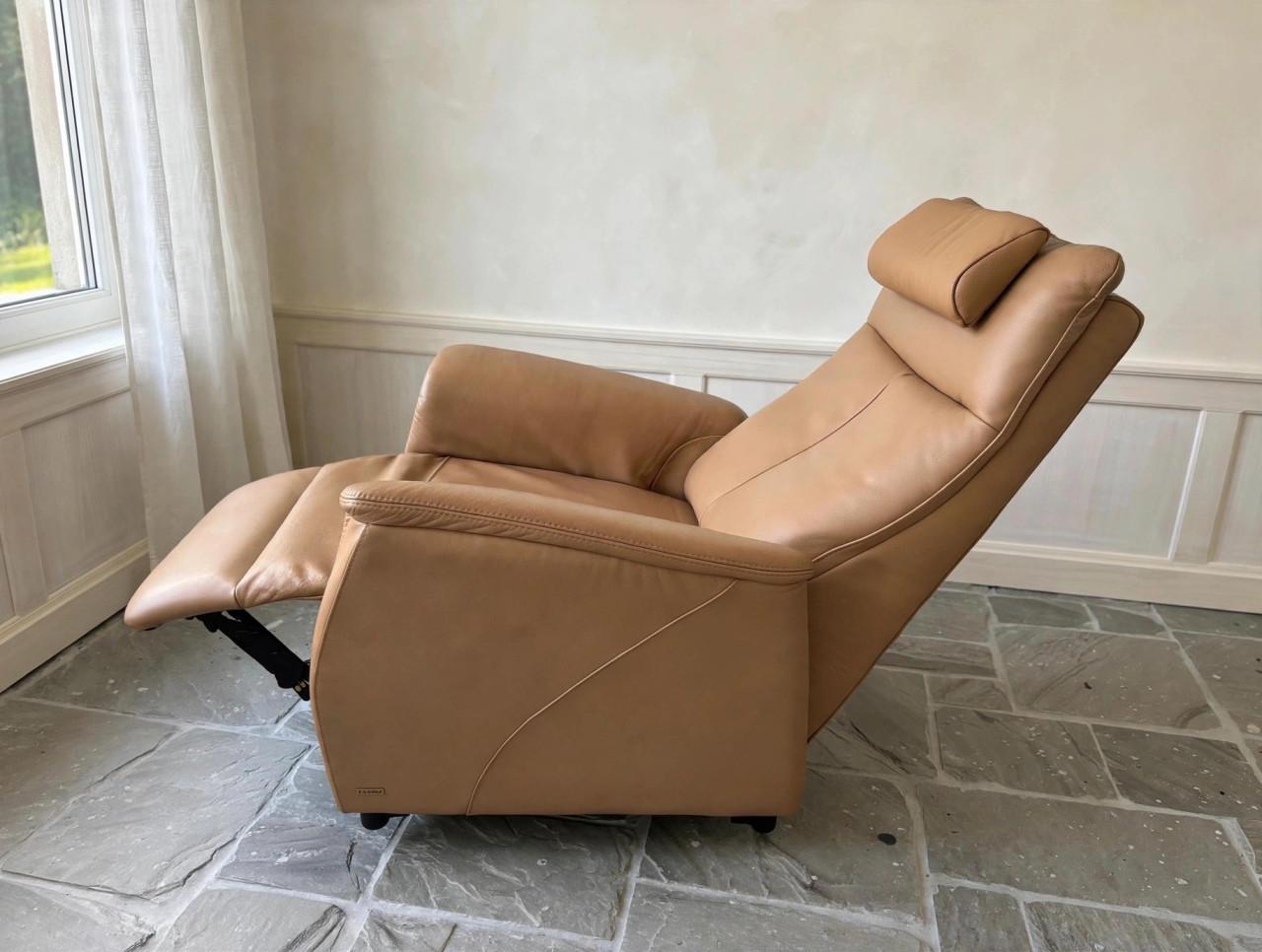 Prominent sta op en relax fauteuil, elektrisch bedienbaar