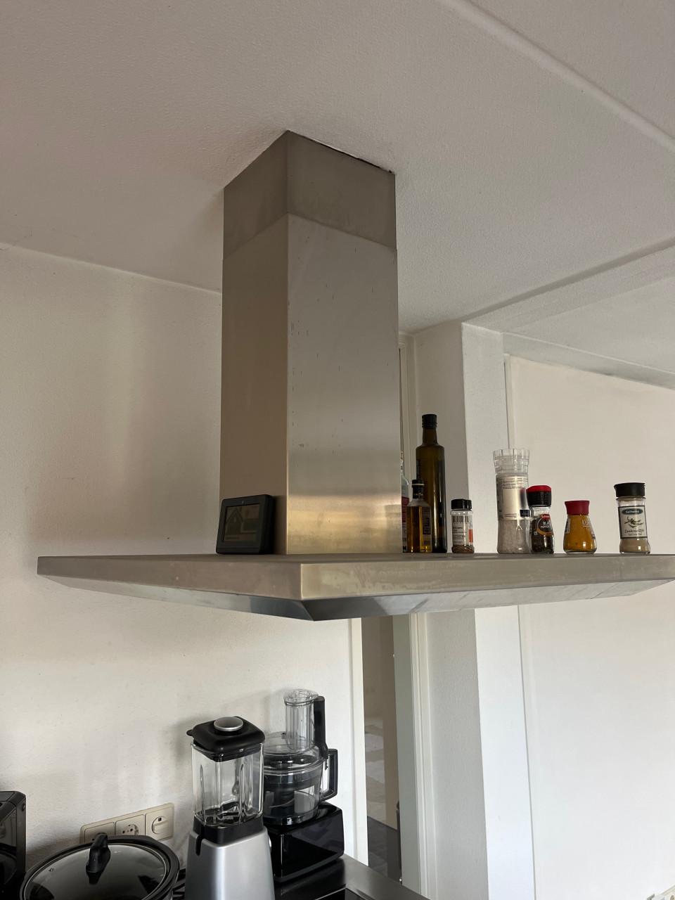 Kookeiland van het merk Composit, met rvs aanrechtblad en inbouwapparatuur