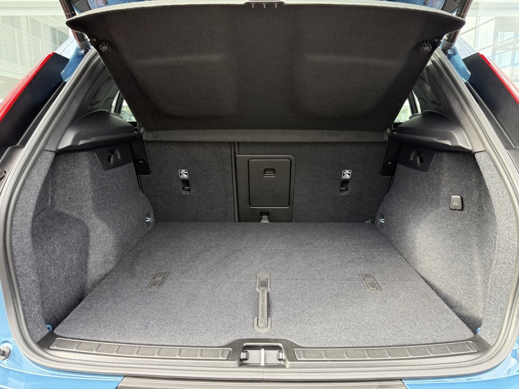 Volvo XC40 b4 197pk plus dark |adap.cruise| trekhaak | camera| elektrische