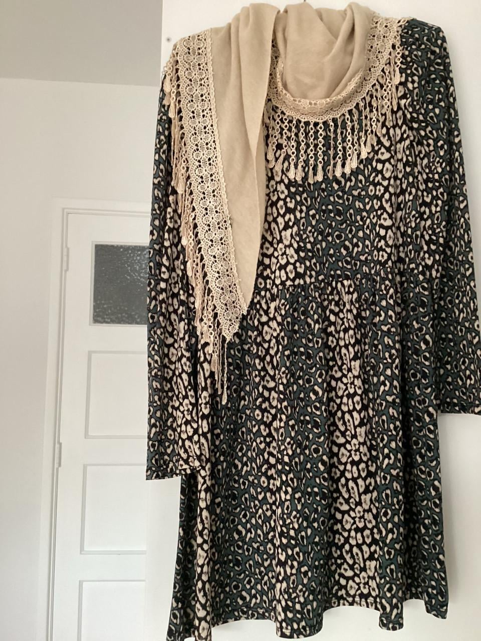 Nieuwe jurk zara met leuke sjaal maat M