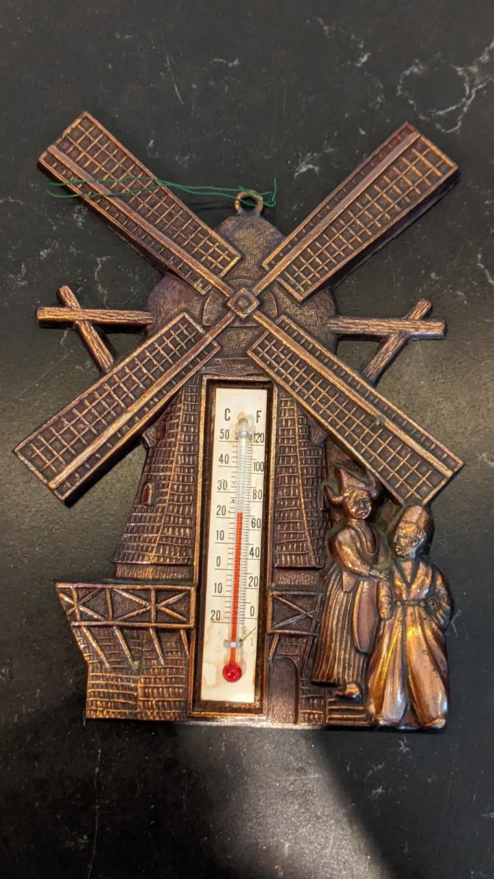 Koperen thermometer hanger.Molen en stelletje