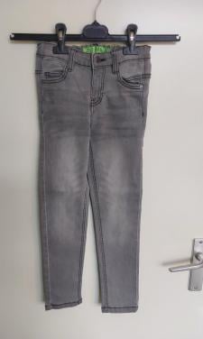 Lichtgrijze spijkerbroek van de Scapino in maat 122