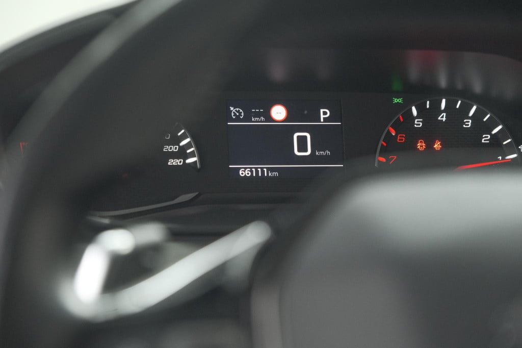 Peugeot 208 puretech 100 eat8 active | trekhaak | parkeersensoren | navigat