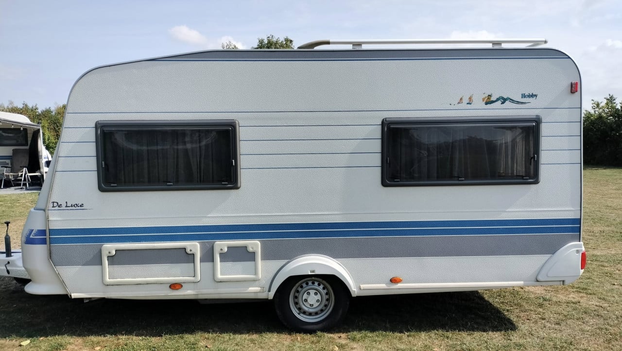 Hobby 440 (2000) met als nieuwe voortent