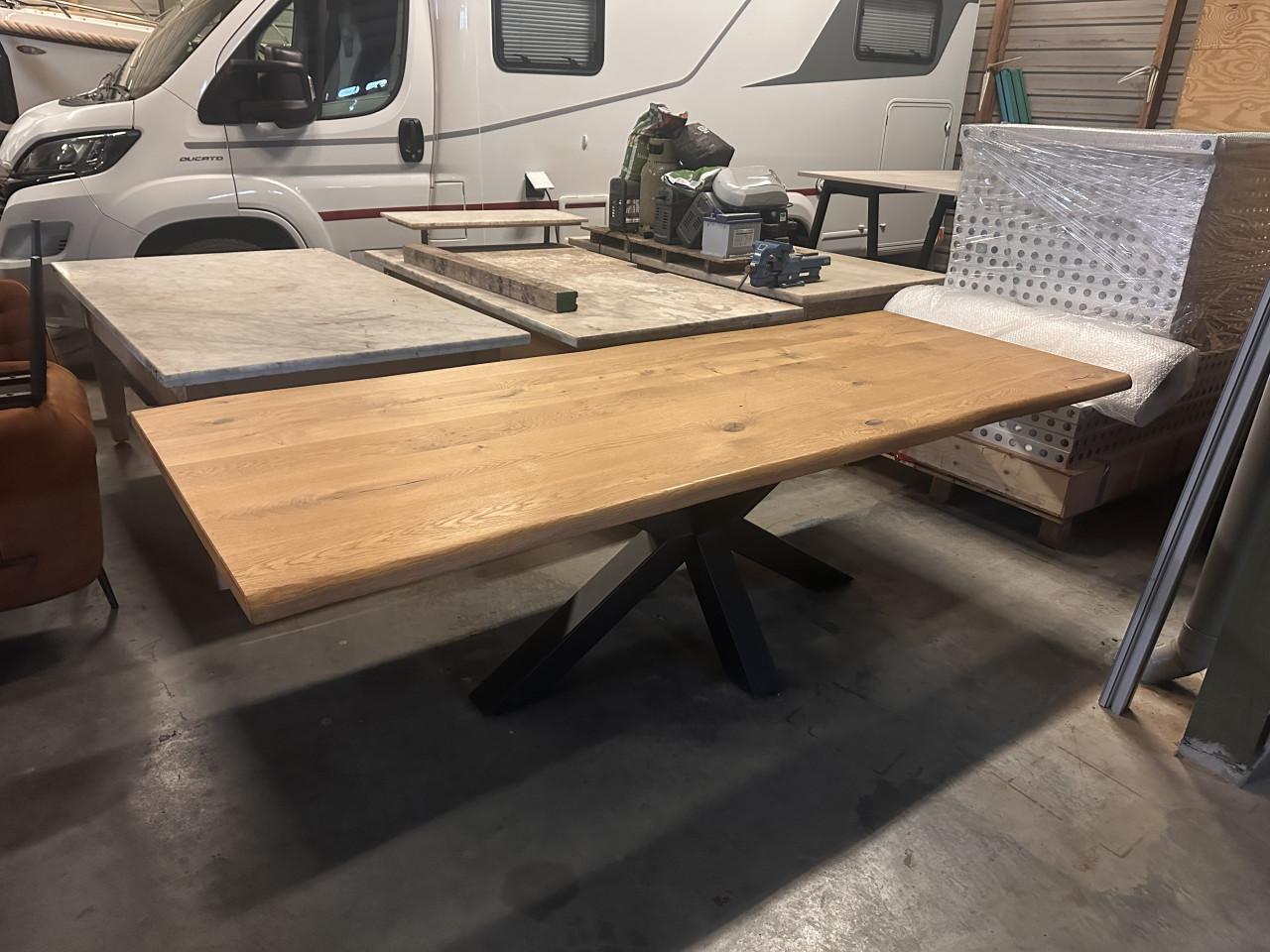 Eiken Boomstamtafel 260x100cm incl. 6 stoelen